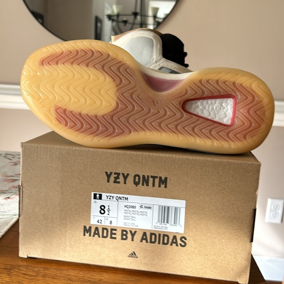 Adidas Yeezy QNTM Boost - Picture 2 of 3